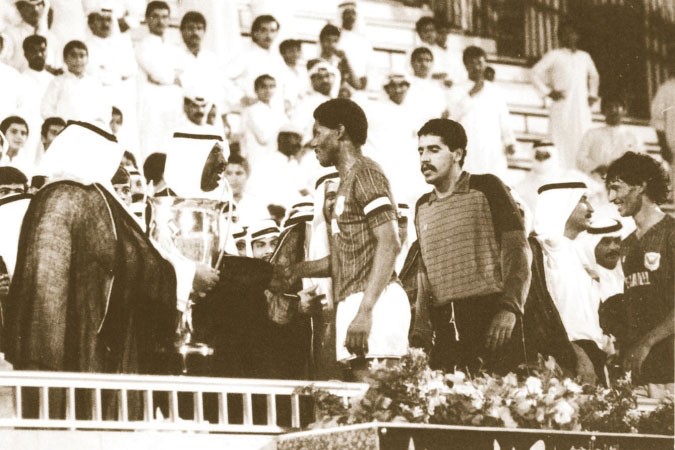 قائد فريق الفحيحيل ربيع سعد يتسلم كاس الامير من سمو الامير الوالد الراحل الشيخ سعد العبدالله في عام 1986