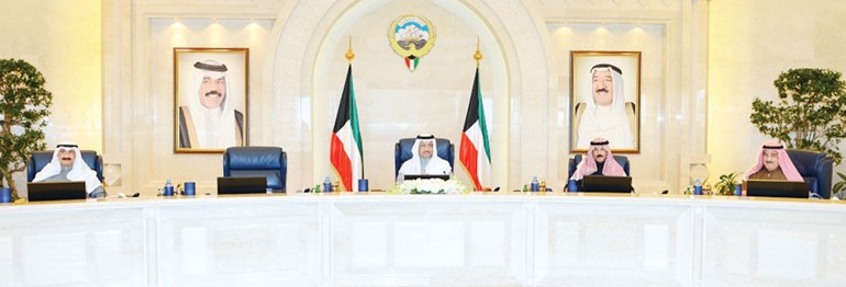 سمو الشيخ جابر المبارك مترئسا اجتماع مجلس الوزراء ويبدو الشيخ محمد الخالد والشيخ سالم العبدالعزيز ومصطفى الشمالي 