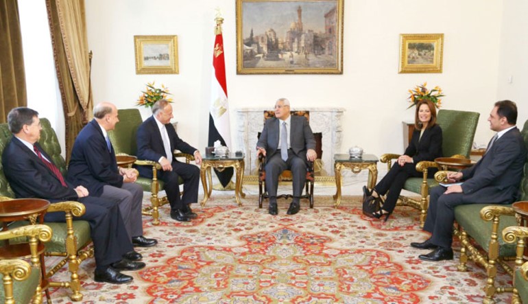 الرئيس المصري المؤقت المسششار عدلي منصور خلال استقباله وفد الكونغرسالامريكي بالقاهرة امس الاول اپ