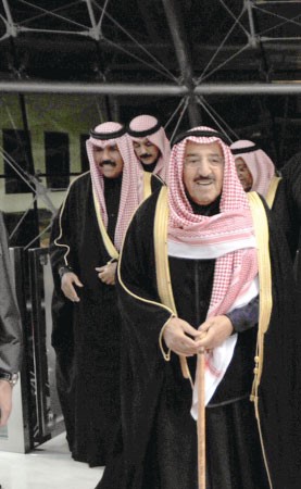 صاحب السمو الامير الشيخ صباح الاحمد لدى مغادرته البلاد الى النمساوفي وداعه سمو نائب الامير وولي العهد الشيخ نواف الاحمد ﻿