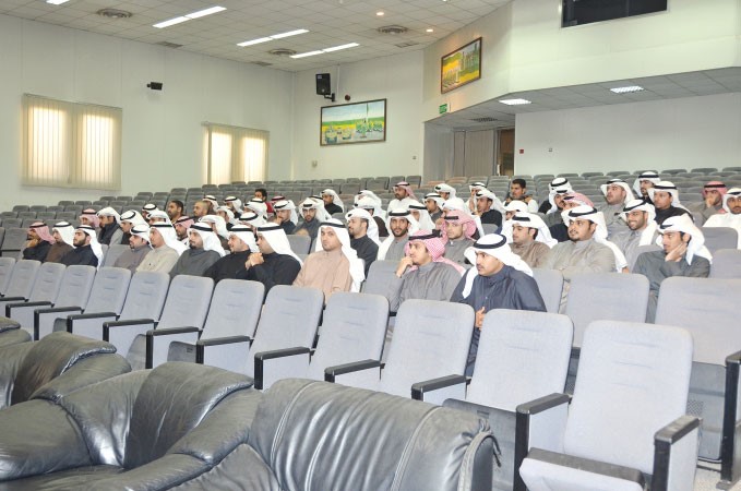 جانب من الحضور خلال عملية القرعة
