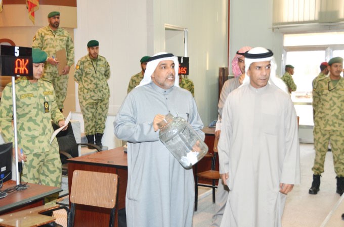 العميد الركن سعد الحجرف يجري القرعة