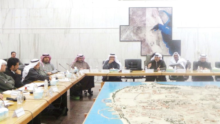 فهد الصانع خلال ترؤسه ورشة العمل
