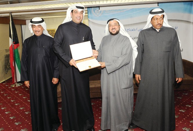ماياد الحمود مكرما احد المهندسين بحضور معادل الخرافي 