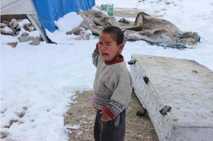 الصورة الأكثر تأثيراً.. طفل سوري يبكي من شدة البرد