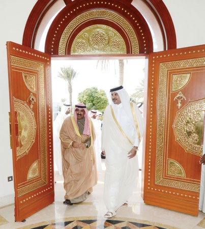 صاحب السمو الشيخ تميم بن حمد ال ثاني مستقبلا الشيخ مشعل الاحمد