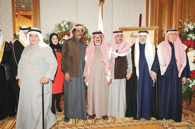 الزملاء احمد بهبهاني ويوسف عبدالرحمن وعدنان الراشد ومحمد الحفيتي خلال الاحتفال