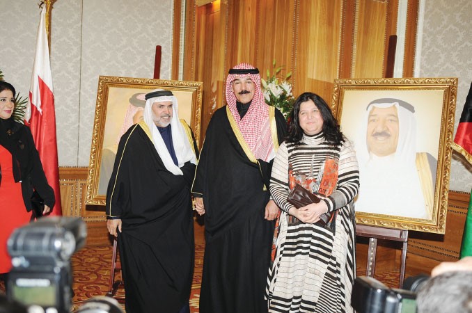 الشيخ محمد الخالد يبارك وتبدو نجلاء النقي