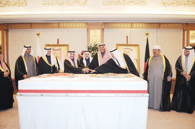 جاسم الخرافي والشيخ صباح الخالد والشيخ سلمان الحمود يشاركون السفير البحريني قطع كيكة الاحتفال