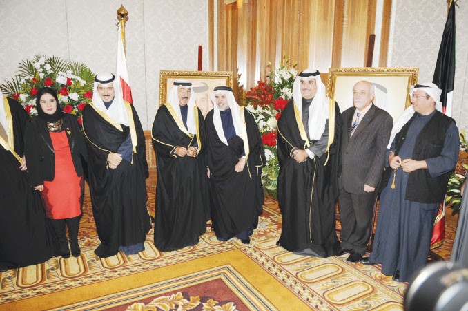 الشيخ جابر العبد الله يقدم التهاني للسفير البحريني
