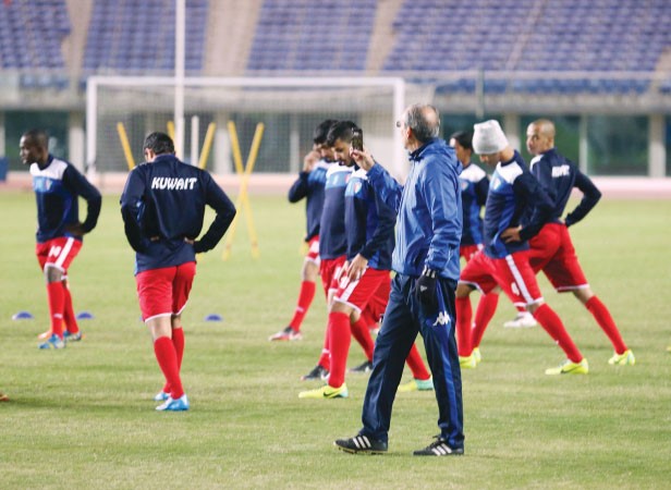 مدرب الرديف جورفان فييرا يتابع التدريبات عادل اليعقوب