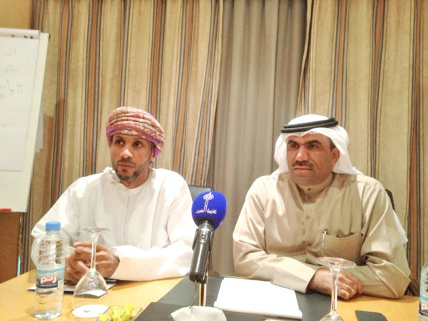 جاسم البطاشي ورئيس المركز الاعلامي الزميل مفرح الشمري اثناء المؤتمر﻿