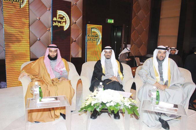 وليد الستلان ود محمد الطبطبائي ود فهد الديحاني خلال الجلسة الحوارية