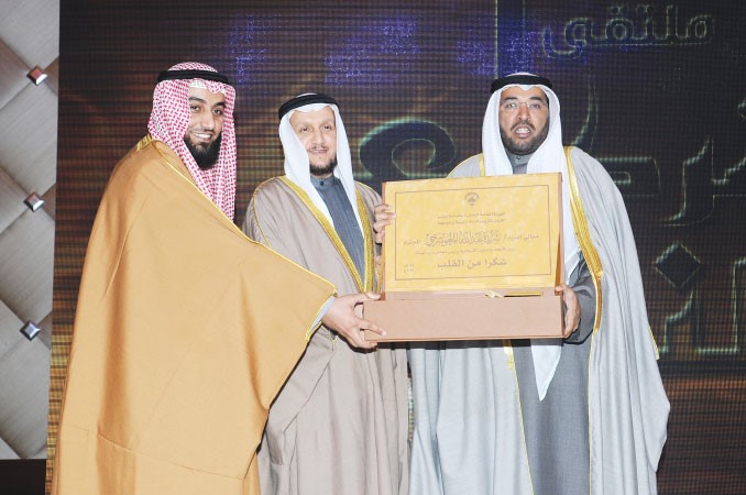 وليد الستلان ودفهد الديحاني يقدمان درعا تكريمية للوزير المعوشرجي