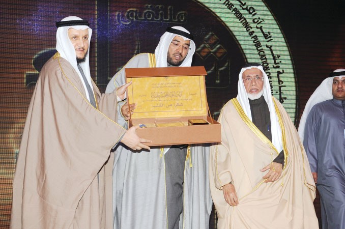 شريدة المعوشرجي ووليد الستلان يكرمان المستشار راشد الحماد