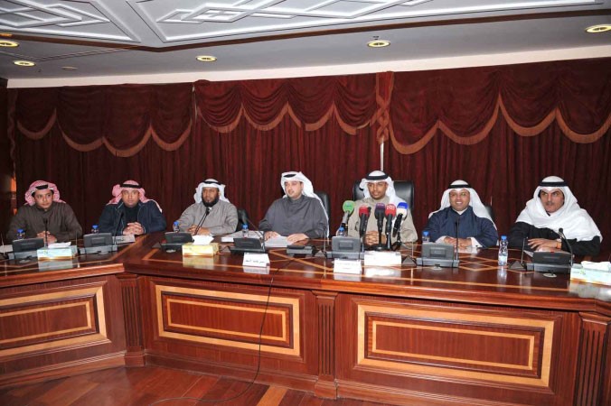 عبدالعزيز السمحان ونبيل المفرح وعلي الكندري ومحمد الهبيش وعبدالله الجميل خلال المؤتمر الصحافي هاني عبدالله