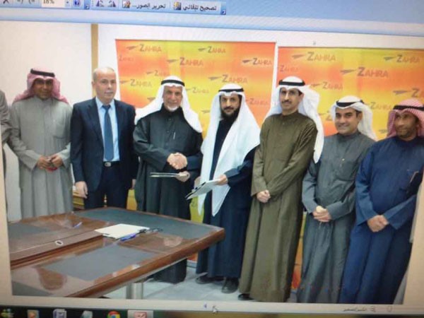  عبدالعزيز المسعد خلال توقيع العقد مع ممثل الشركة بحضور بعض الاعضاء﻿