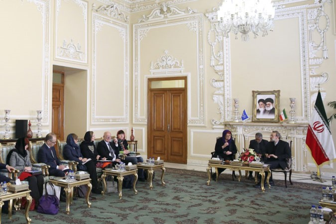 رئيس البرلمان الايراني علي لاريجاني مسقبلا وفدا من البرلمان الاوروبي في طهران امس 	ا ف پ﻿