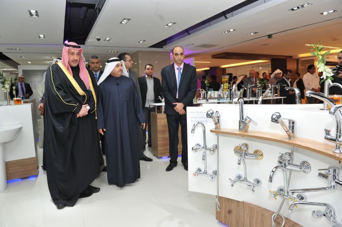 الحمود ويوسف البشر ووليد زاهر يطالعون منتجات المعرض 