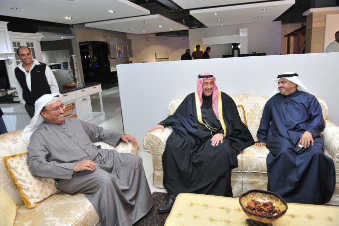 الشيخ فيصل الحمود متوسطا يوسف البشر وعادل العلي في المعرض 