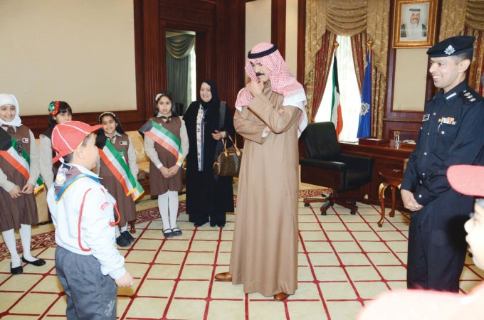 الوزير الخالد يرحب بزهرات الكشافة المدرسية خلال استقباله لهم في مكتبه
