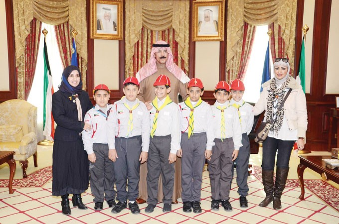 صورة تجمع الشيخ محمد الخالد وعدد من طلاب واشبال الكشافة المدرسية
