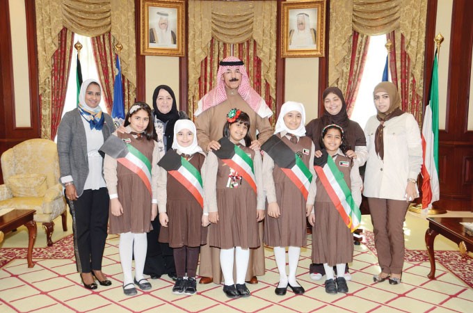 الشيخ محمد الخالد خلال استقباله وفدا يضم زهرات الكشافة المدرسية وقائدات الزهرات