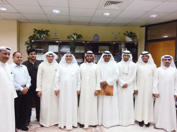 وفد اتحاد طلبة الجامعة متوسطا ادارات الجامعة المختلفة
