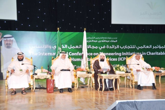 د عبدالله السميط خلال مشاركته في المؤتمر ﻿