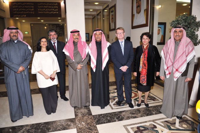 السفير النمساوي وعبدالعزيز البابطين ودسعاد العتيقي وعدد من الحضور خلال افتتاح المعرضهاني عبدالله﻿