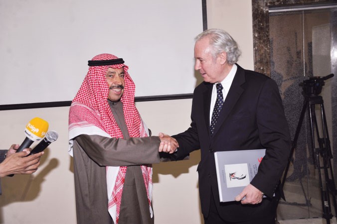 نجل الفنانة اموس سشولر مصافحا البابطين﻿