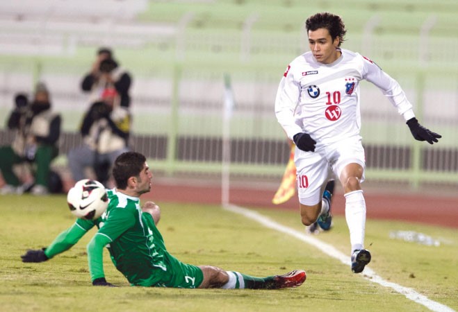 البرازيلي روجيريو يمر بطريقة رائعة من مدافع العربي السوري احمد الصالح الازرقكوم