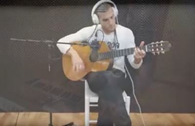 بالفيديو.. حارس برشلونة يعزف على الغيتار بعد تجربته مع البيانو
