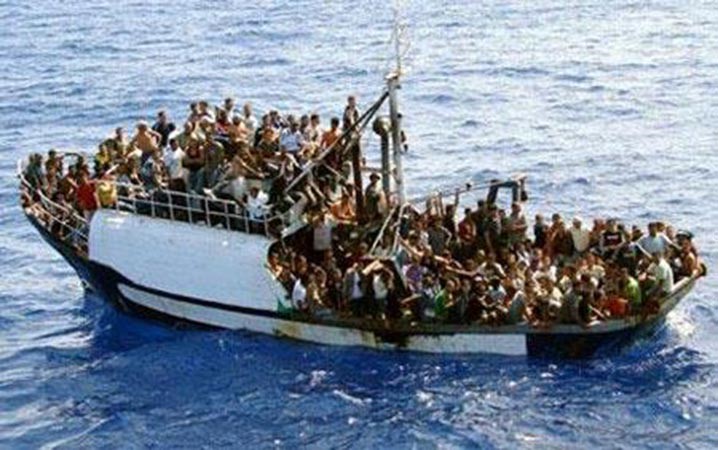 فيديو لمهاجرين عرايا في العراء يتم رشهم بمطهرات «الجرب» يفجر موجة غضب في ايطاليا 