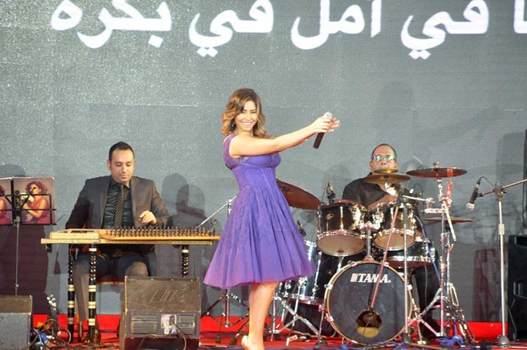 بالصور.. شيرين تتحدى البرد بفستان قصير 