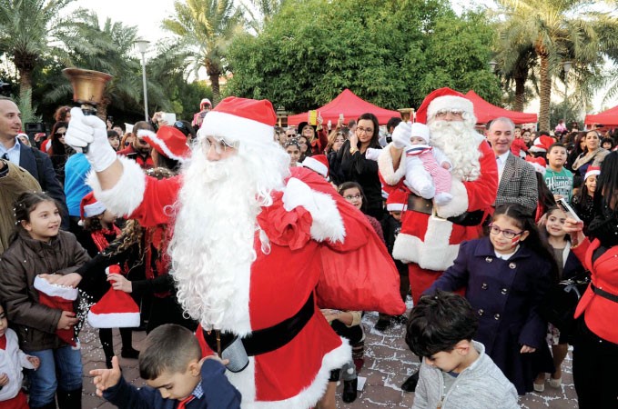 بابا نويل يوزع الهدايا على الاطفال ﻿