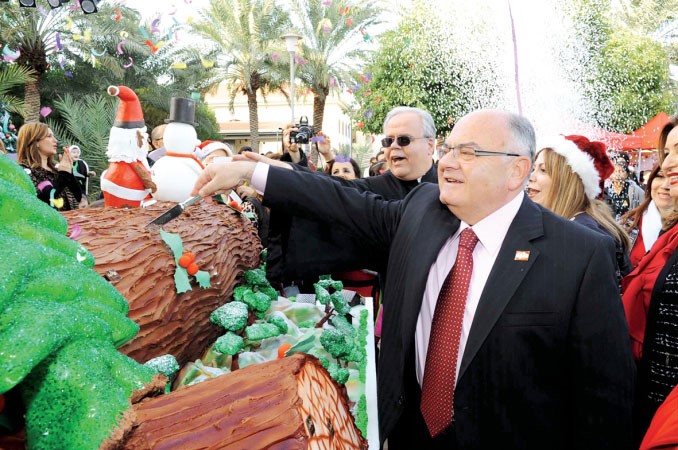 السفير اللبناني دخضر حلوي يقطع كعكة الحفل﻿