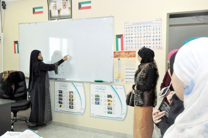الاعضاء خلال زيارتهم فصول تعليم اللغة العربية﻿