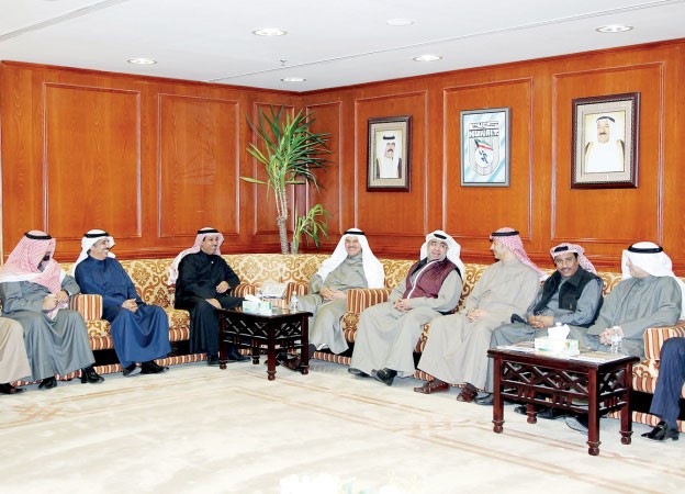 الشيخ سلمان الحمود مجتمعا مع قيادات الهيئةوحثهم على التعاون لصالح الشباب والرياضة 