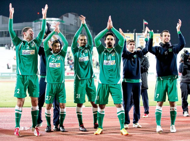لاعبو العربي يحيون الجماهير الحاضرة بعد الفوز 	الازرقكوم﻿