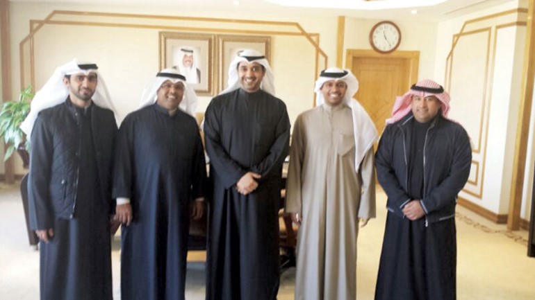  الشيخ محمد العبدالله وعبدالعزيز السمحان يتوسطان وفد اتحاد الجمعيات ﻿
