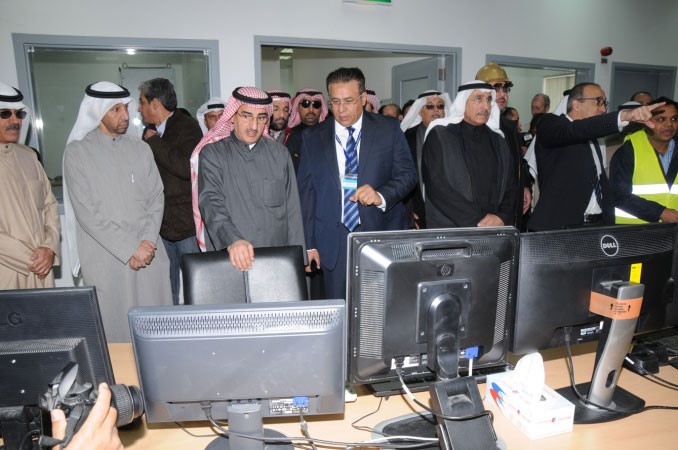 الوزير الابراهيم يستمع الى شرح حول الية العمل داخل المحطة ﻿