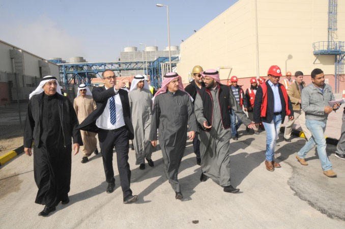 معبدالعزيز الابراهيم وماحمد الجسار خلال الجولة في محطة الزور 	محمد خلوصي﻿