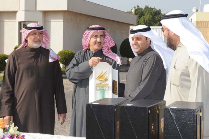 معبدالعزيز الابراهيم خلال تكريم احد المشاركين بحضور معبدالعزيز الكليب﻿