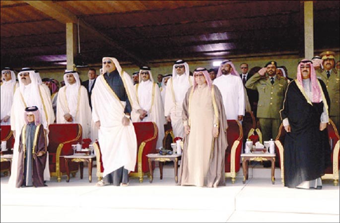 صاحب السمو امير قطر الشيخ تميم بن حمد وصاحب السمو الامير الوالد الشيخ حمد بن خليفة والشيخ مشعل الاحمد خلال العرض العسكري