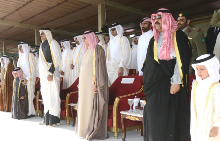 صاحب السمو الشيخ تميم بن حمد وصاحب السمو الامير الوالد الشيخ حمد بن خليفة والشيخ مشعل الاحمد خلال العرض العسكري ﻿