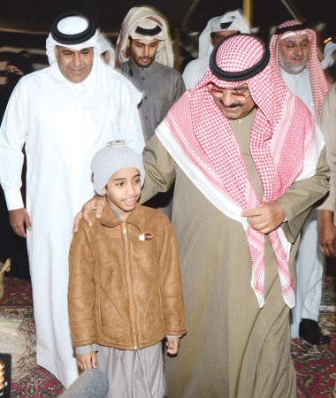 الشيخ مشعل خلال حديث مع احد الاطفال ﻿