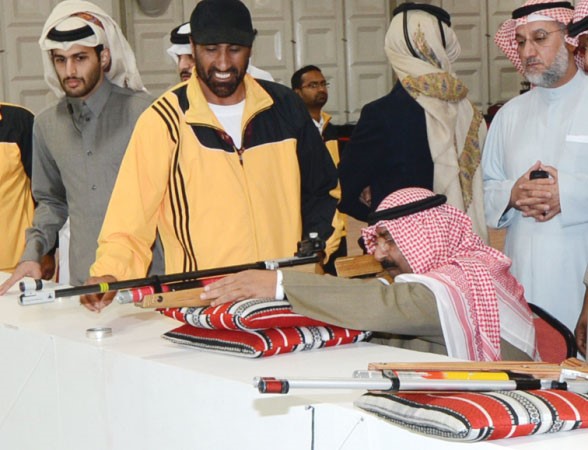 الشيخ مشعل الاحمد يصوب باتجاه احد الاهداف ﻿