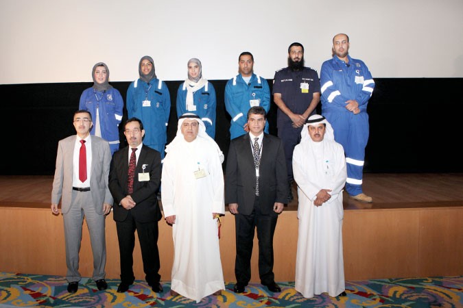 هاشم هاشم الثالث من اليمين متوسطا قيادات الشركة ومن بينهم سعد العازمي الاول من اليمين واسماعيل علي وحسن بنيان وفي الخلف فريق عمل فيلم المنطقة المحظورة﻿