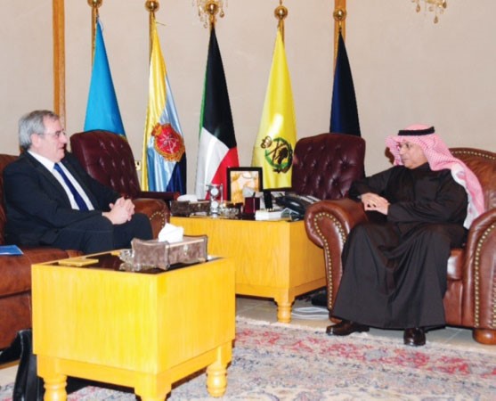  الشيخ خالد الجراح خلال استقباله نائب مدير ديوان وزير الدفاع الفرنسي جان ميشال بالاغوس 